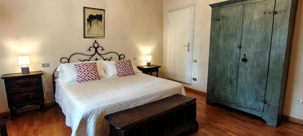 a bedroom with a bed and a green door at Casa Becci Central Bright & Cozy Flat in San Gimignano