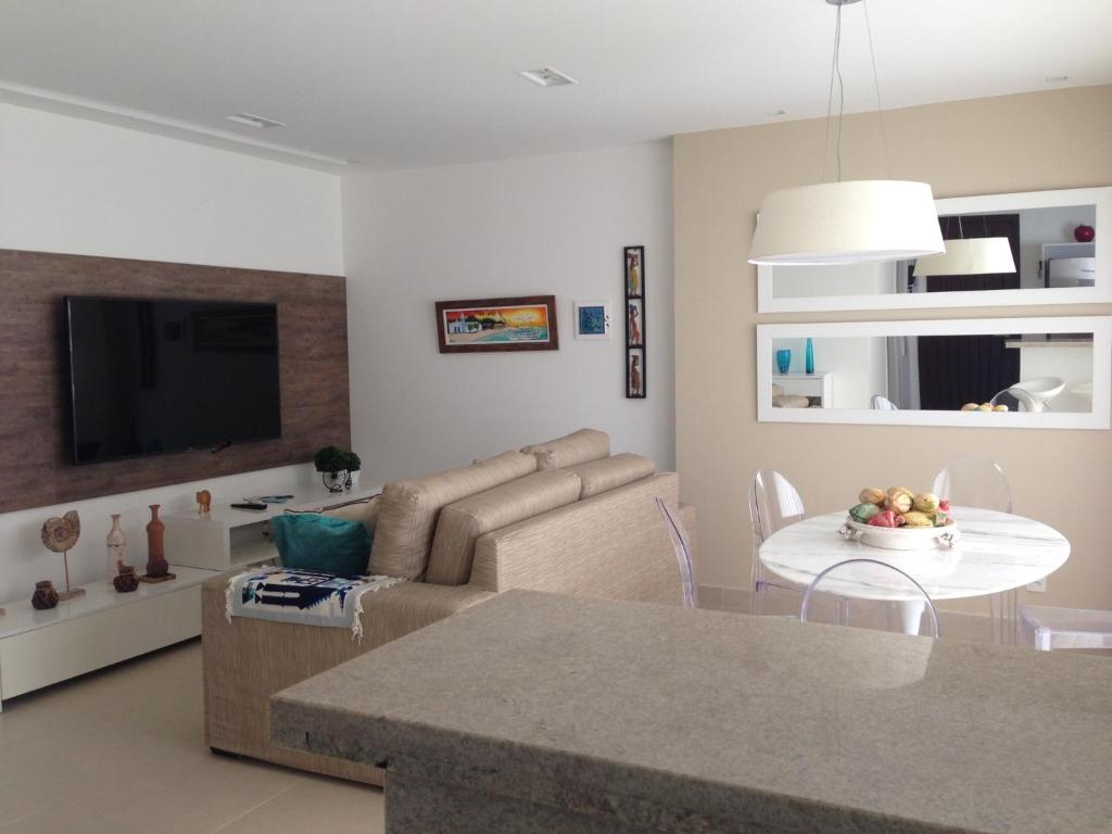 un salon avec un canapé et une table dans l'établissement Iberostate - Mediterraneo BL4, à Praia do Forte