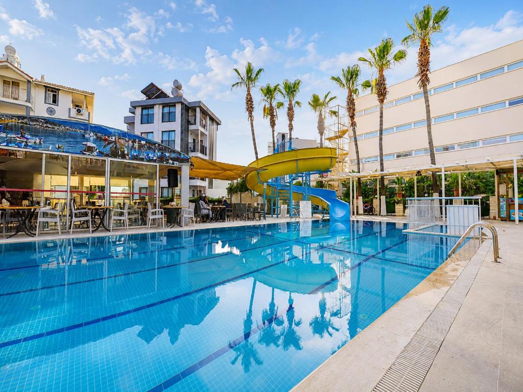 The swimming pool at or close to Saygili beach hotel