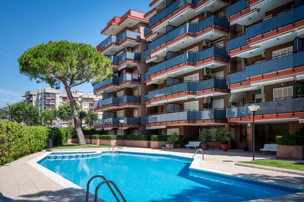 a swimming pool in front of a building at AT121 Con piscina y cerca de la playa in Torredembarra