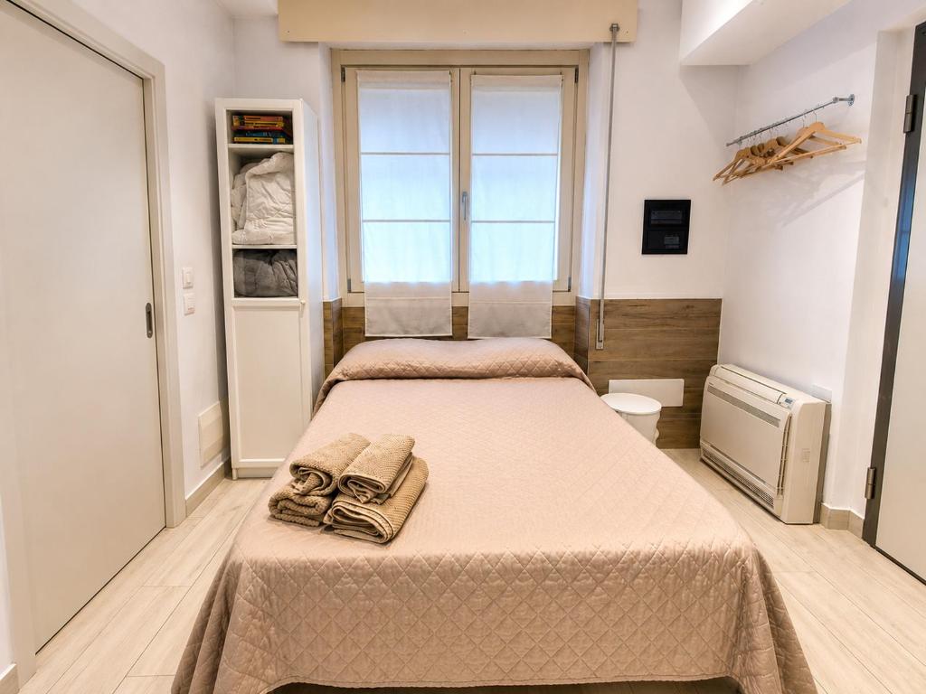 a bedroom with two beds with towels on it at Monolocale Incantevole in Montichiari