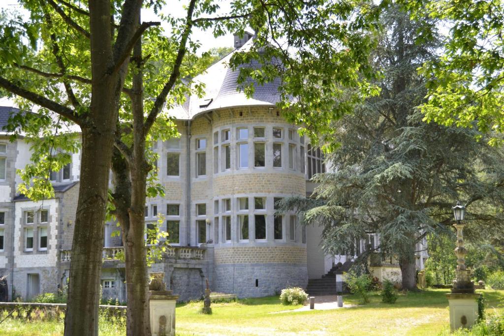 a large white building with a lot of windows at Château d'Harnoy in Yvoir