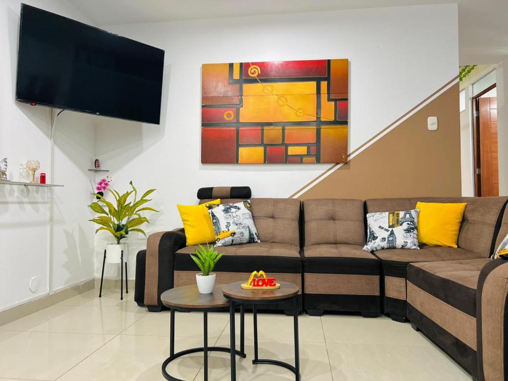 a living room with a couch and a tv at Apto 3 dormitorios cerca al mar B in Pacasmayo