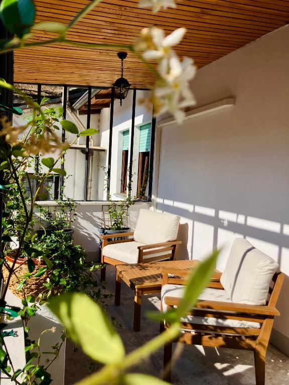 a patio with two chairs and a coffee table at Corte Gelsomino in Susa