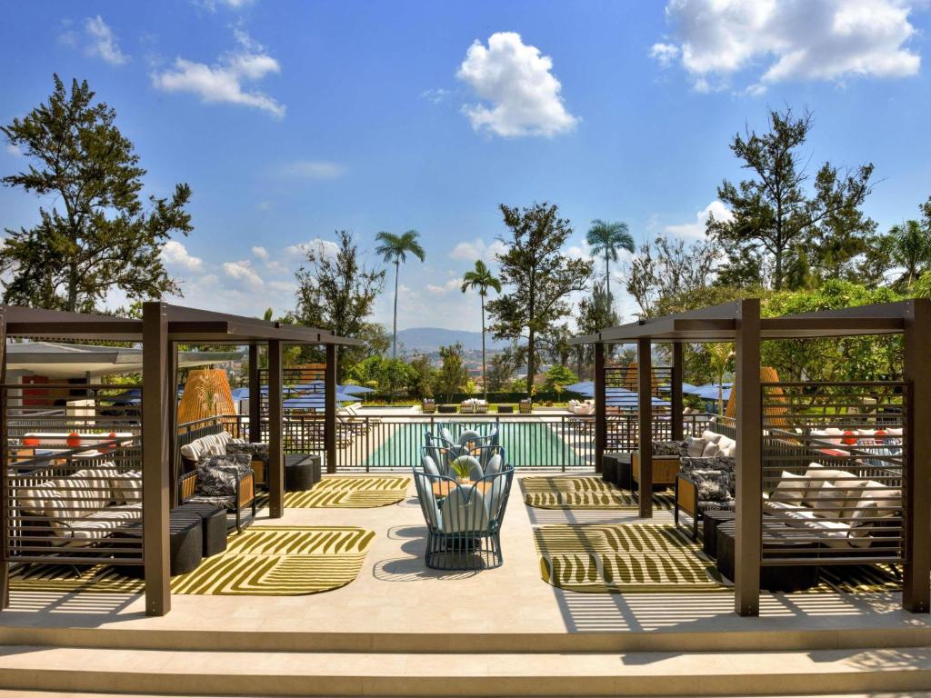 Mövenpick Kigali في كيغالي: جناح به مسبح في حديقة