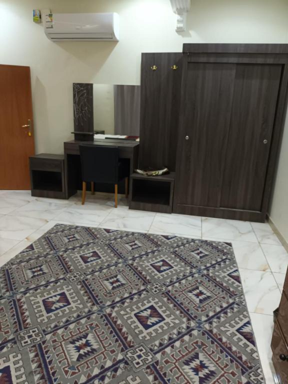 a room with a rug on the floor and a desk at افاق in Khamis Mushayt