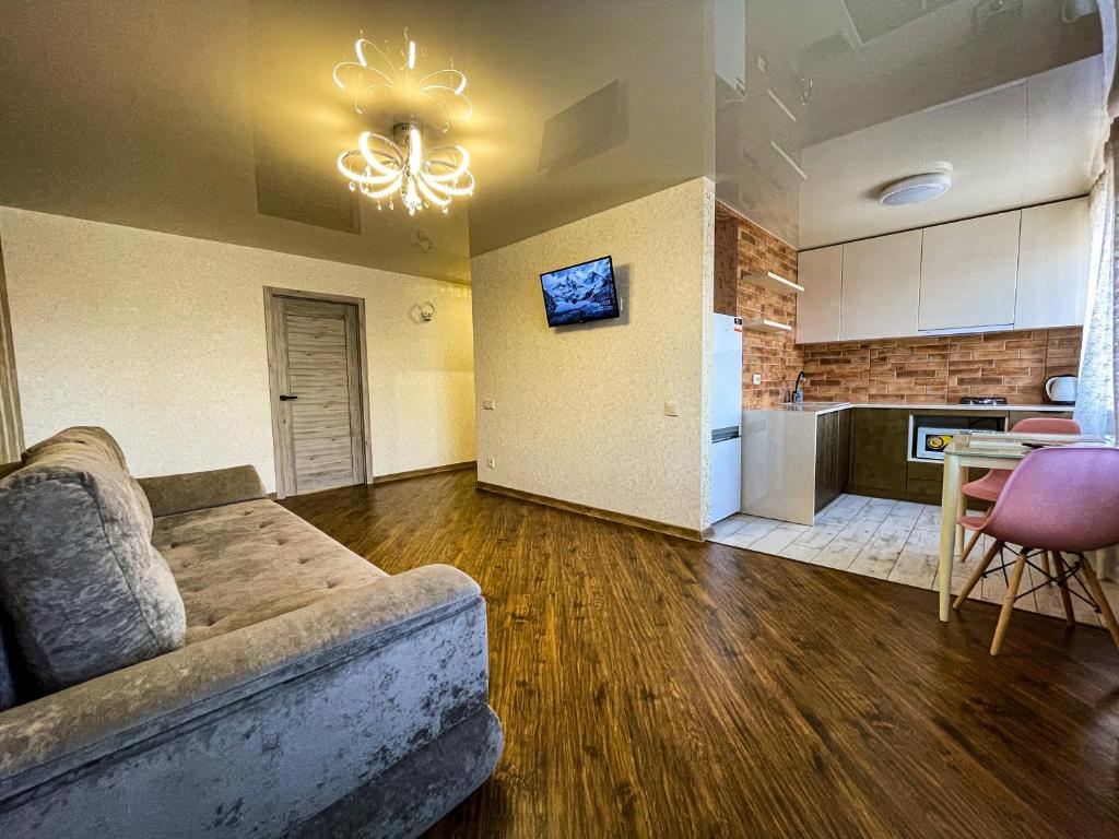 a living room with a couch and a kitchen at Апартаменти ТЦ Галактика in Kremenchuk