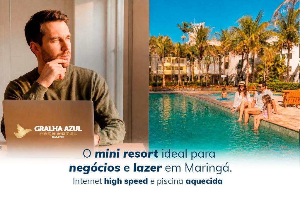 Un homme assis à une table avec un ordinateur portable devant une piscine dans l'établissement Hotel GAPH Maringa - Economico Mini Resort - Urbano - Corporativo, à Maringá
