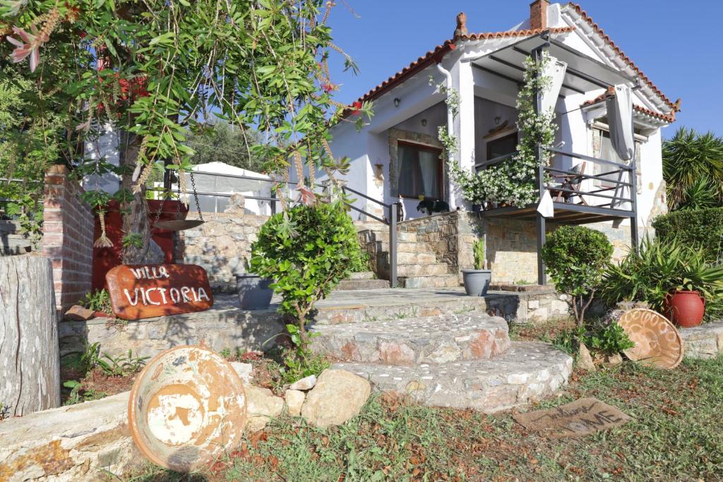 a house with a sign in front of it at VILLA VICTORIA in Ditropo