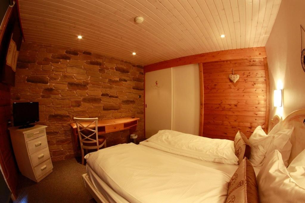 Postel nebo postele na pokoji v ubytování Chalet Hotel Le Collet