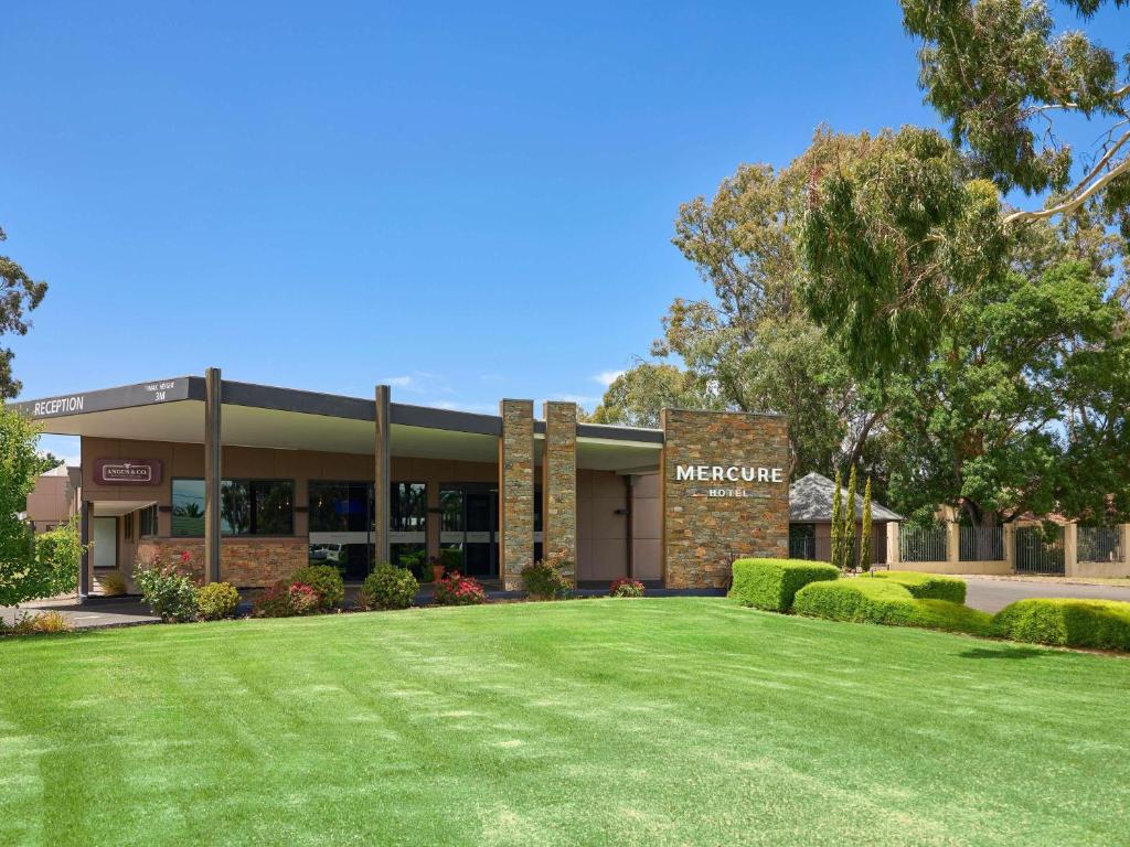 a building with a lawn in front of it at Mercure Barossa Valley in Tanunda