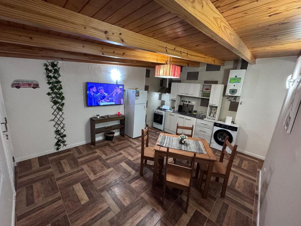 a kitchen and dining room with a table and chairs at Hermoso Departamento - Centro in Río Grande