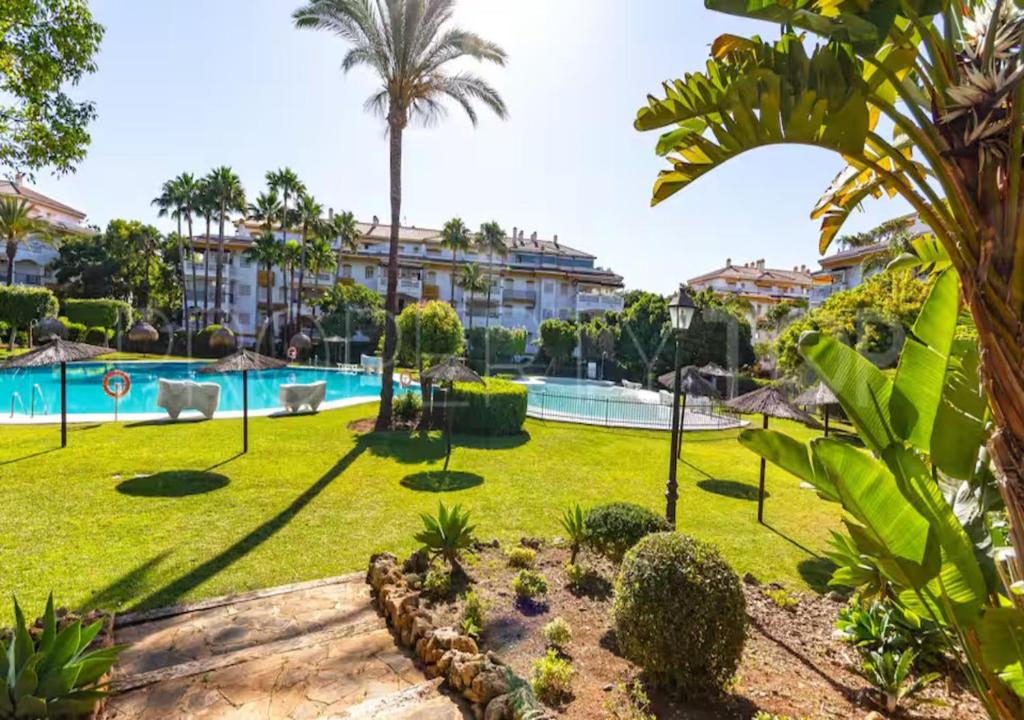 Relax in Banus - 3 bedrooms pools paddle - Pass the Keys