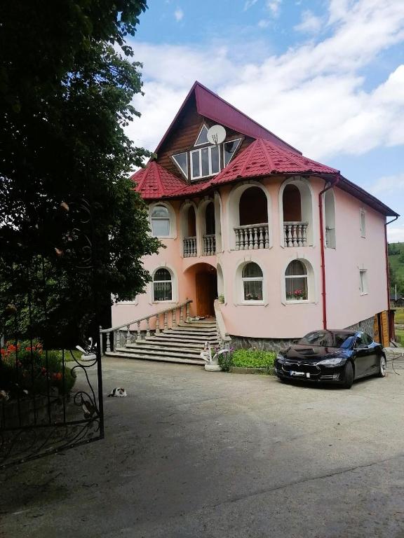a house with a car parked in front of it at Форесок in Vorokhta