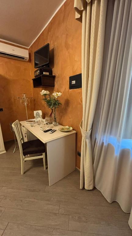 a dining room with a table and a curtain at B&b MAURO in Gioia Sannitica