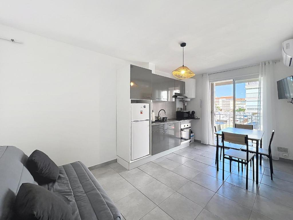 Air-conditioned apartment on the port side