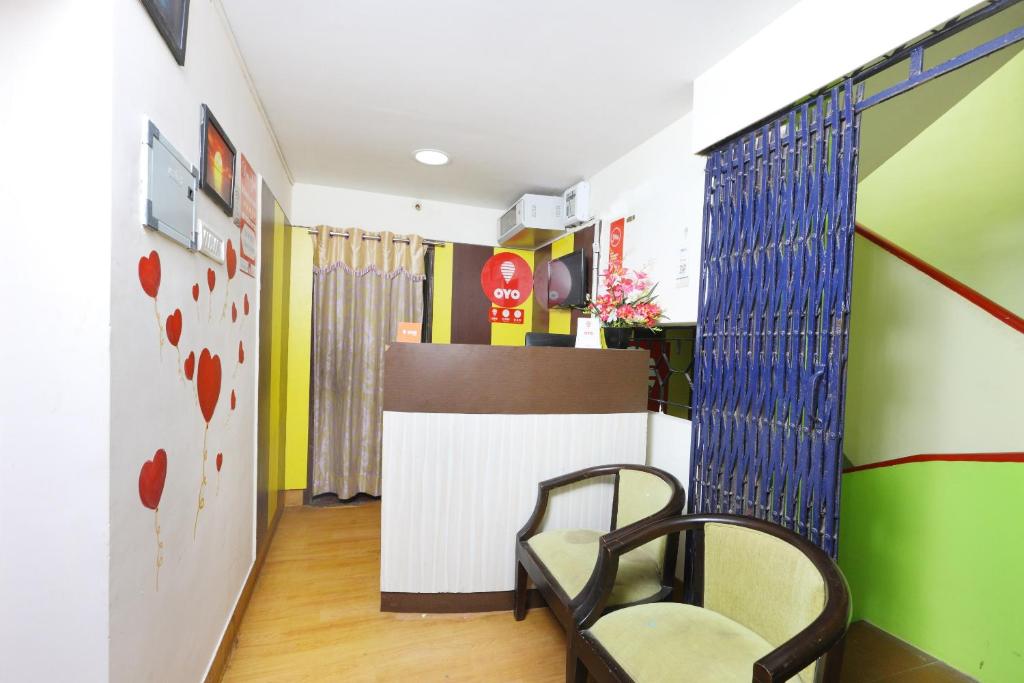 a waiting room with two chairs and a wall with hearts at Hotel O India Gate Par View in Chennai