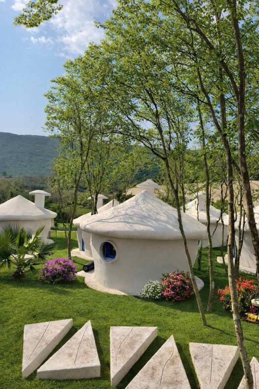 a small house in the middle of a yard at Divlja dolina in Budva