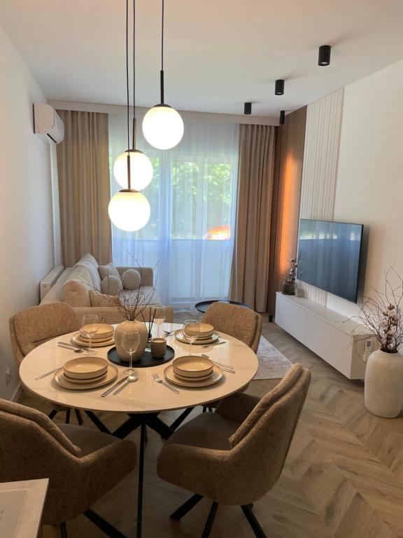 a living room with a table and chairs at Casella Apartment E34 Let's Sea Baltic Park in Gąski
