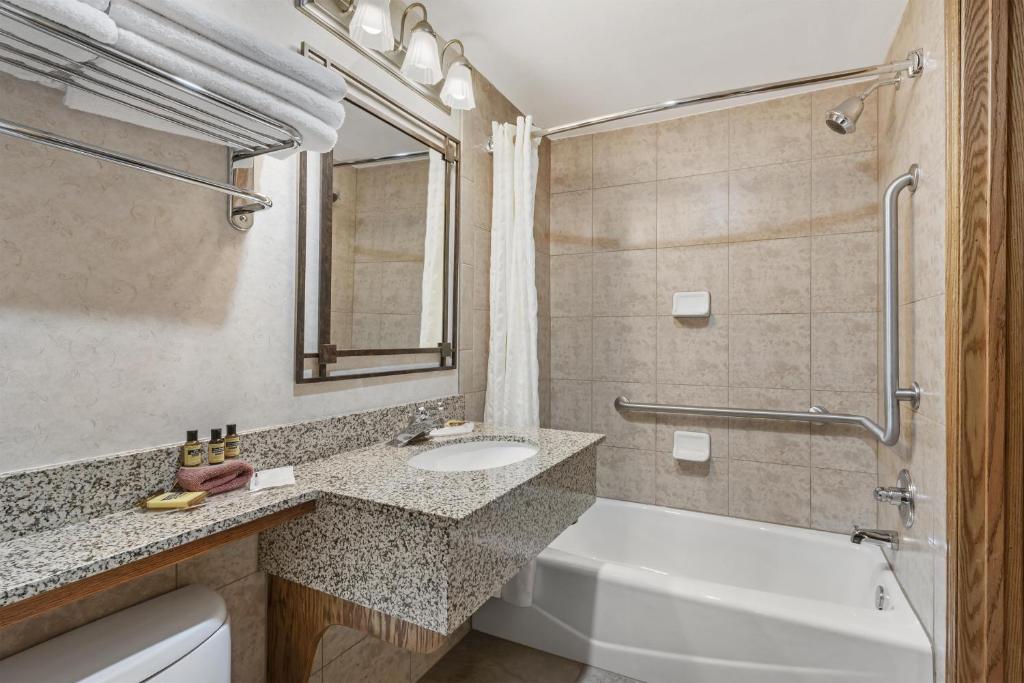 Best Western Plus Silver Saddle Inn photo