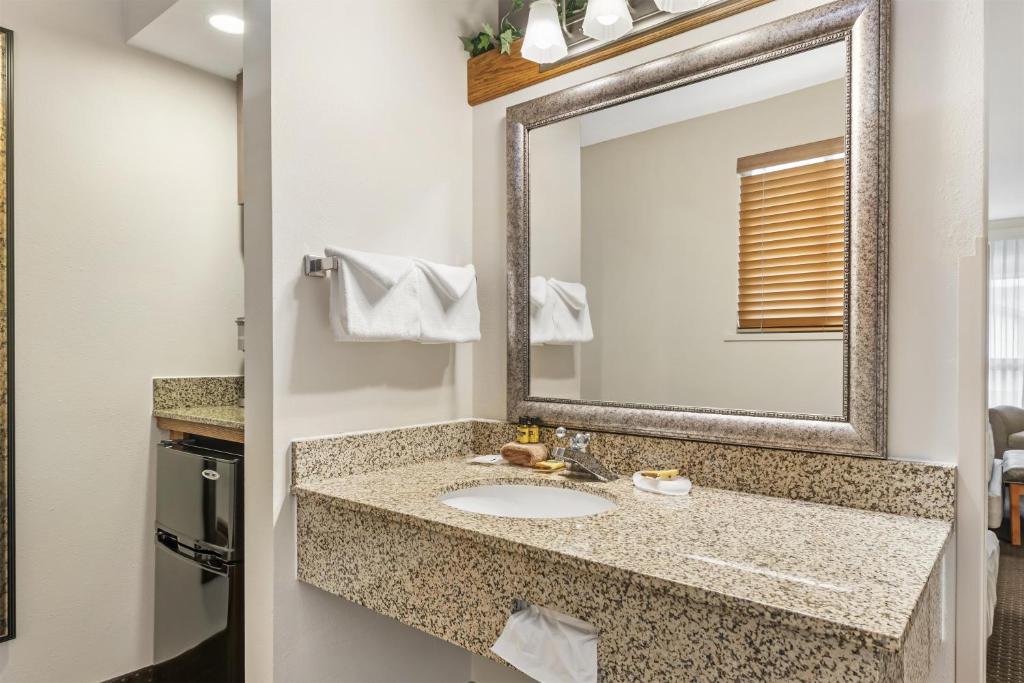 Best Western Plus Silver Saddle Inn photo