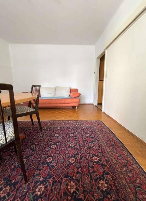 a living room with a table and a couch at Ruhig und gemütlich in Graz