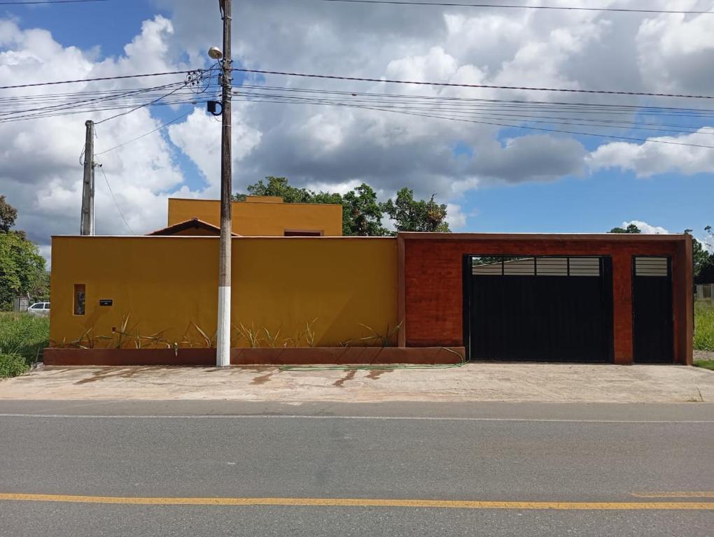 ein gelbes Gebäude am Straßenrand in der Unterkunft Refúgio Gamboa in São Francisco do Sul