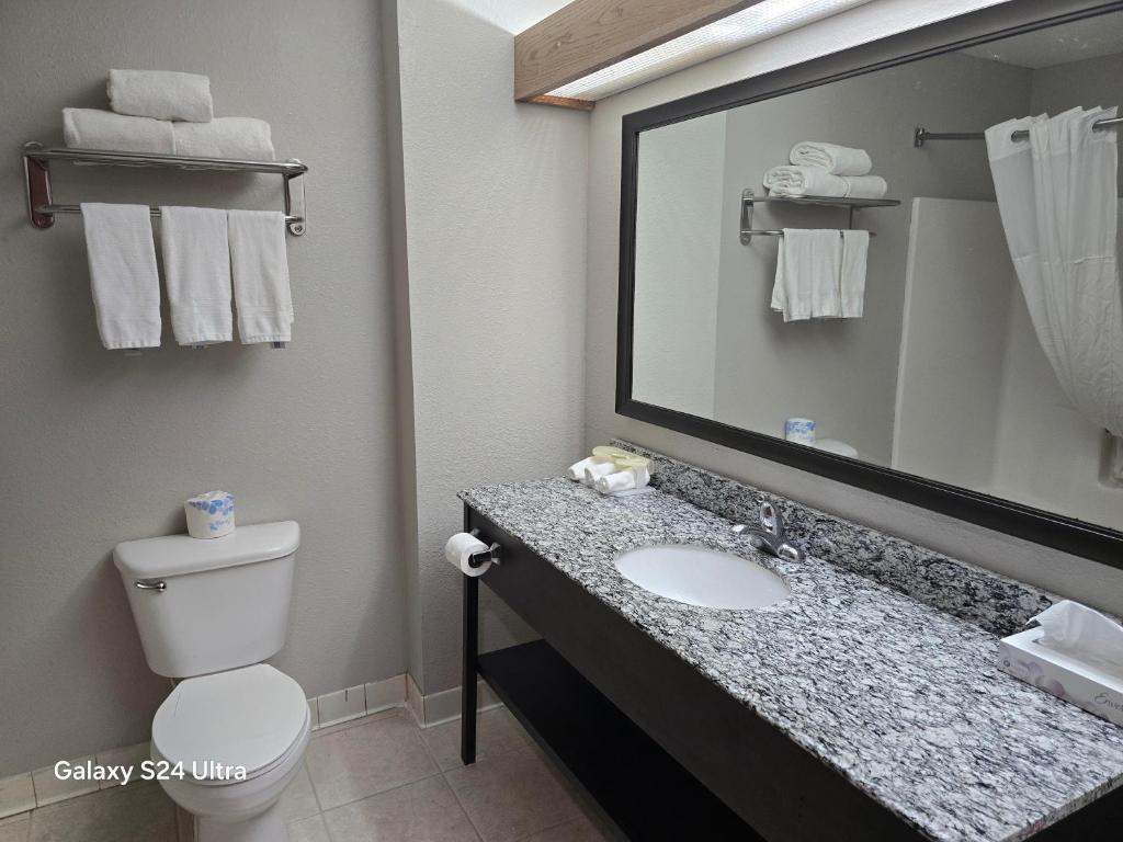 Days Inn & Suites by Wyndham Cuba - King Suite - Non-Smoking