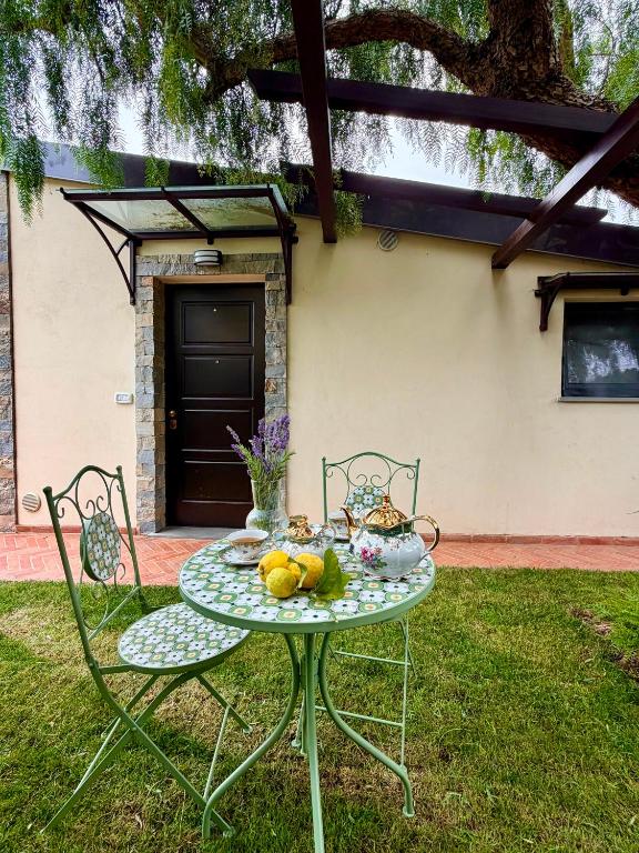 a table with fruit on it in a yard at Dimora Pepatio in Camporosso