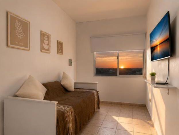 a bedroom with a bed and a window at Destino Wilde in Resistencia