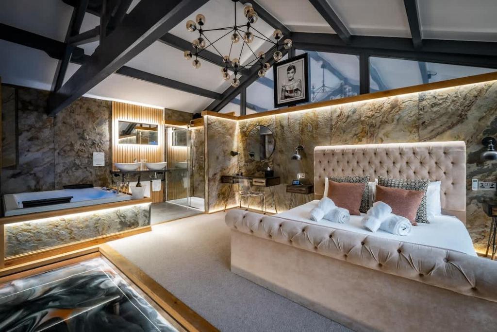 a bedroom with a large couch in a room at Architect's Loft in Windermere