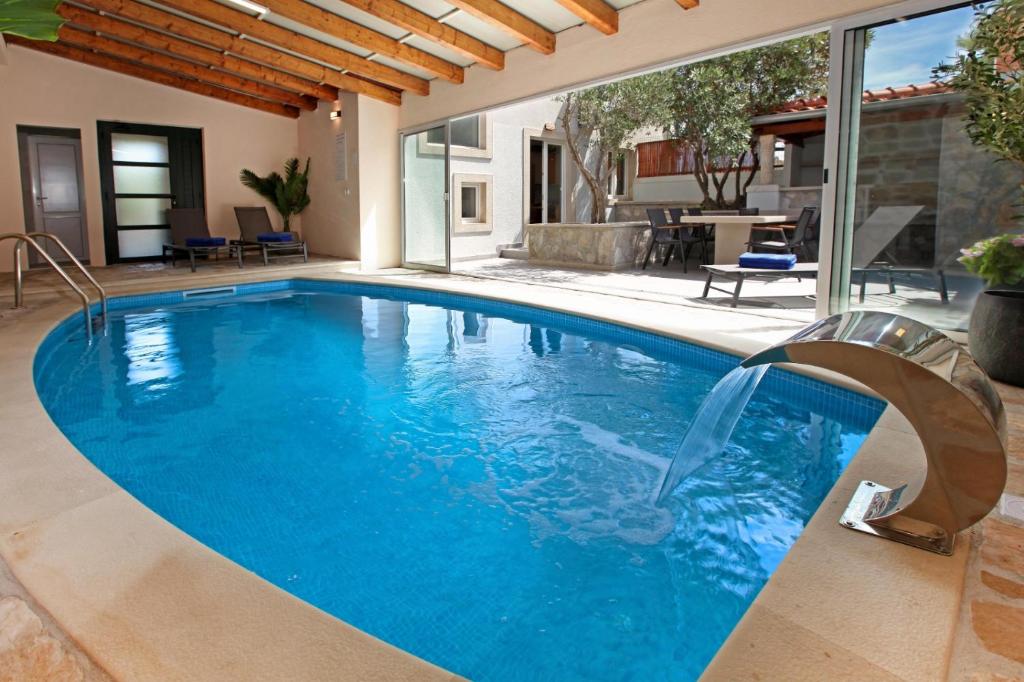 PORTO VISTA Holiday Home with heated pool - Bol Center