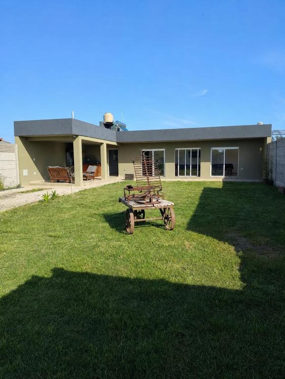 a bench sitting in the yard of a house at Quincho Monoambiente Con Parrilla in Balcarce