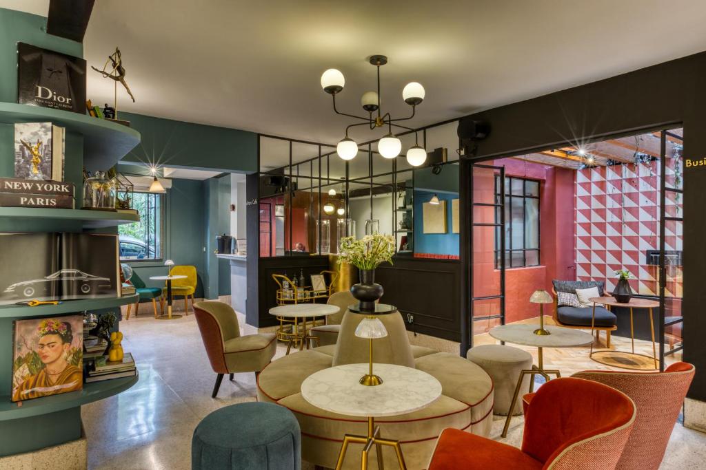 a restaurant with tables and chairs in a room at Casa Altata Hotel Boutique in Mexico City