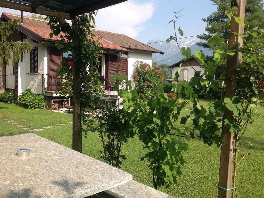 ソーリコにあるVilla degli Aceriの家のある庭にテーブルのある庭