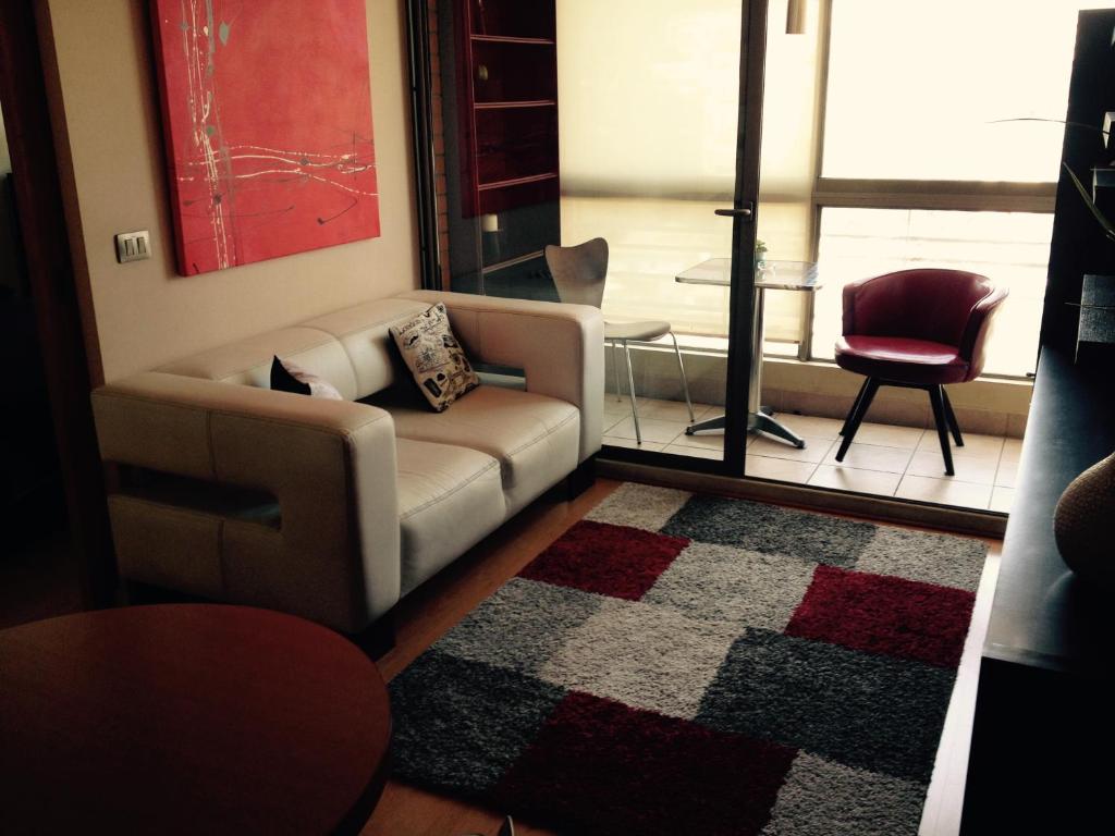 sala de estar con sofá y mesa en Departamento Hernan, en Viña del Mar
