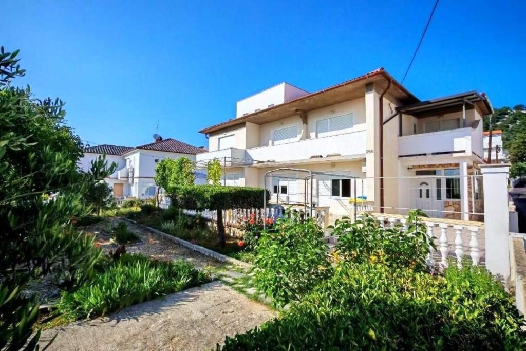 Apartments with parking space Barbat, Rab - 27424