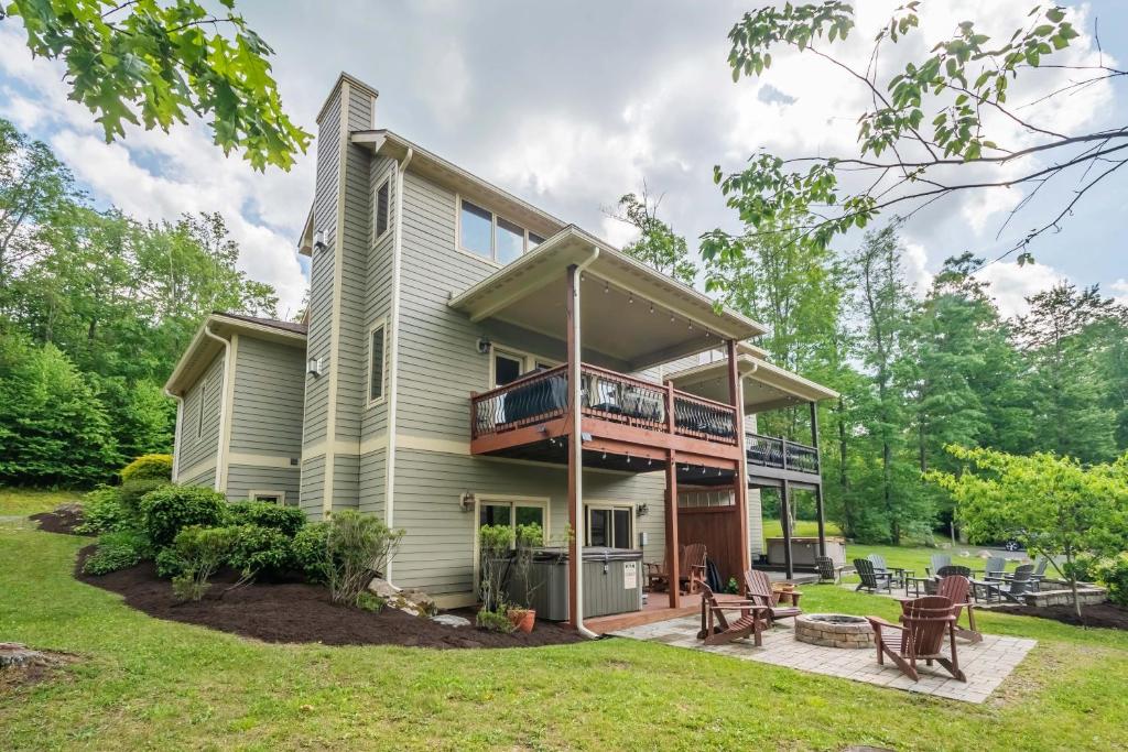 a house with a wrap around porch and a deck at Gulfway Hideaway in Oakland