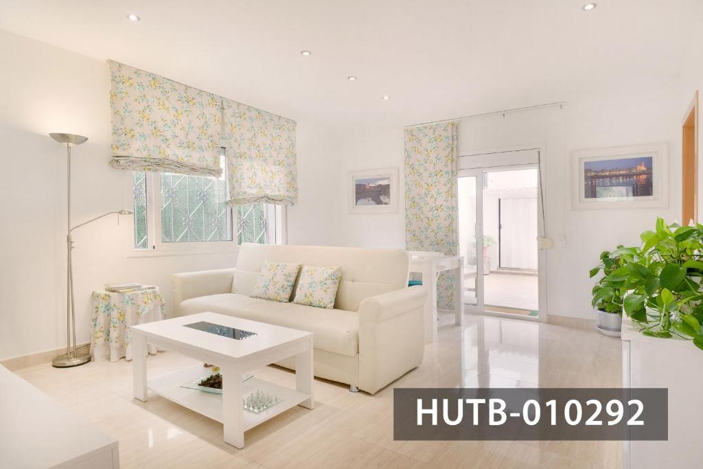 - un salon blanc avec un canapé et une table dans l'établissement Apartamento Roca Mar, à Sitges