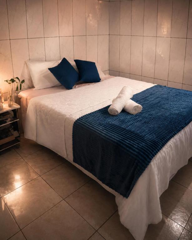 a bedroom with a bed with two towels on it at Caliani Hotel in Espigão dʼOeste