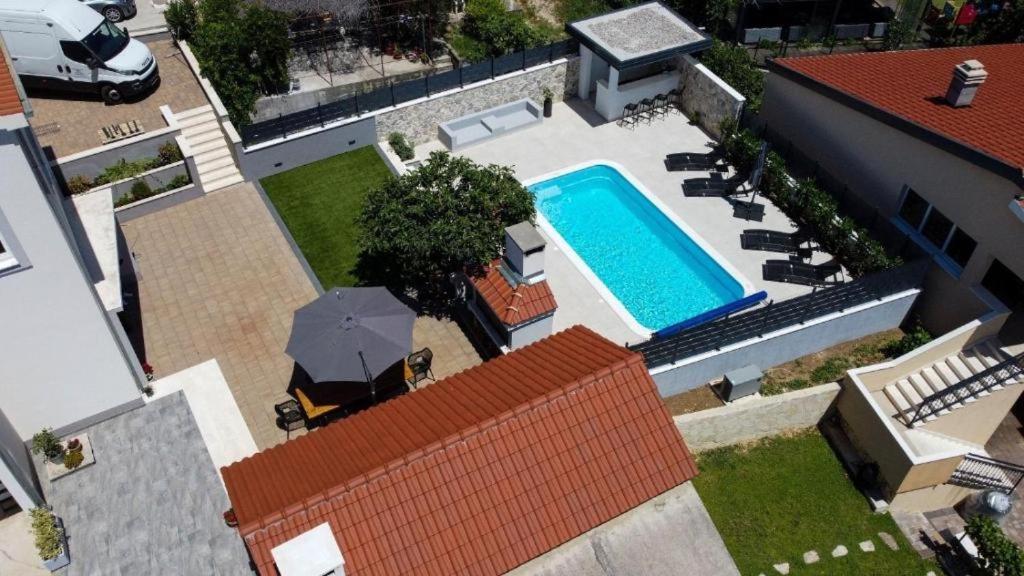 Apartments with swimming pool Kastel Kambelovac, Kastela - 27472