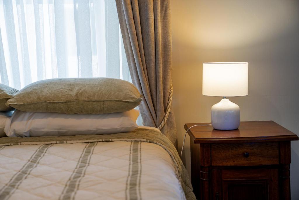 Beach Heritage On Horseshoe Guest House - Queen Room With Balcony
