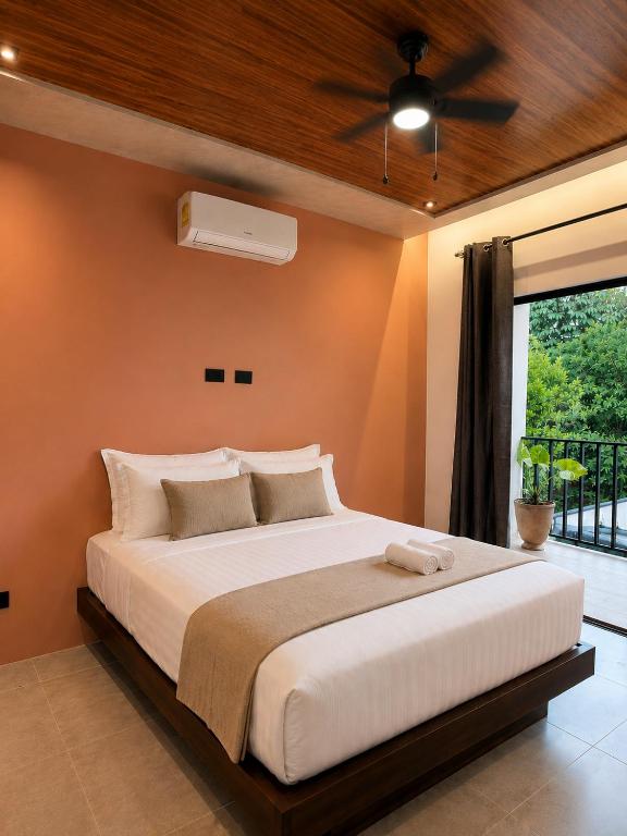 a bedroom with a large bed and a window at Hotel Oasis AYA FE in San Isidro de El General