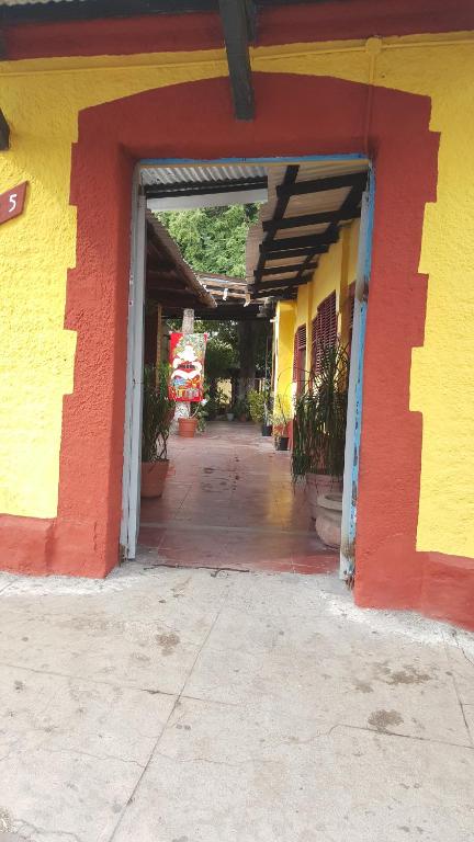 un edificio rojo amarillo y naranja con puerta en Hotel hacienda San Jose, en La Paz