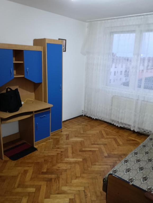 an empty room with a desk and a window at Apartament in Fălticeni