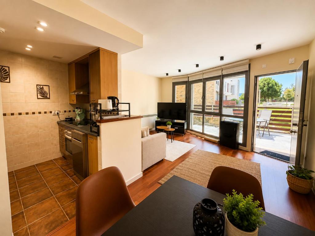 a kitchen and living room with a table and chairs at Green Valley Las Margas Golf in Latas