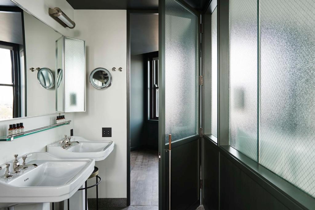 The Robey, Chicago, a Member of Design Hotels photo