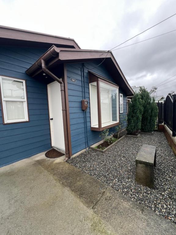 a blue house with a bench in front of it at Agradable y Acogedora Casa Moderna en Puerto Varas in Puerto Varas