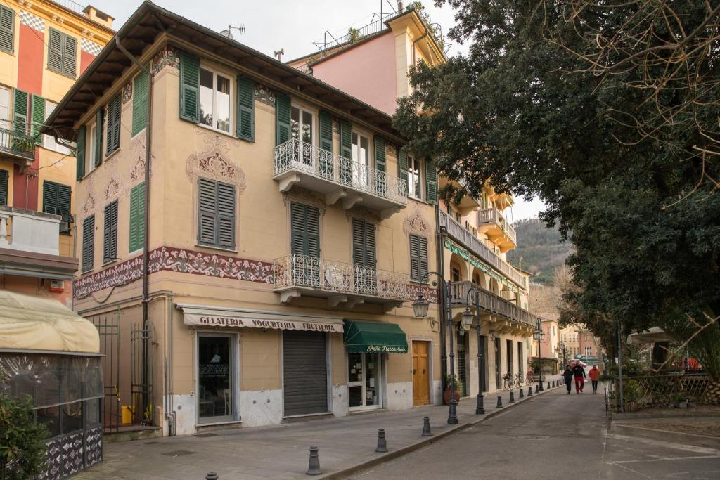 une rue dans une ville avec un bâtiment dans l'établissement Appartamento della Piazza, à Levanto