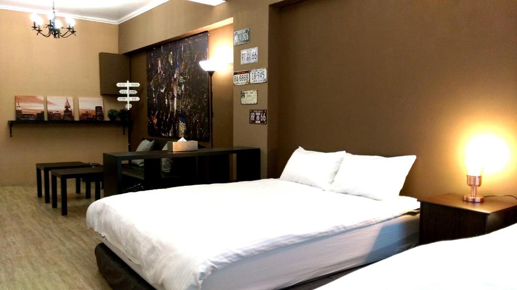 Habitación de hotel con 2 camas y escritorio en Summer Kenting B&B, en Nanwan
